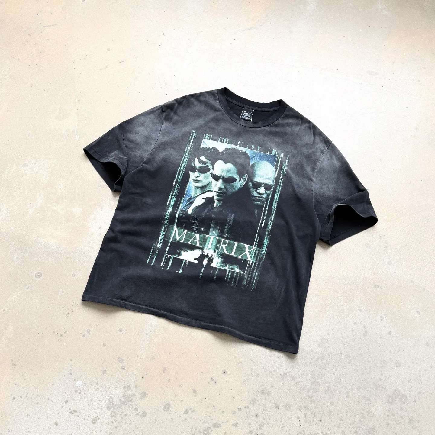 P138 # CTS-111 [Same as Lu Han] Saint "The Matrix" Limited Washed 260g heavy-weight pure cotton fabric White ink direct-injection printing Retro single-stitch sky-and-ground needle technology + heavy-duty spray water natural fading effect + hand-made destruction process Size: S M L  This world tells us that you are the One (Savior), and our only way out is to make our own way. Allow yourself to be that light and faith.    Customized 260g gram weight 100% cotton special washed fabric that is consistent with the original. With the blessing of imitation sun-drying, heavy sandblasting and fading + edge grinding + Assute fermentation and washing, the cotton feel on the surface of the fabric is well presented. Both the texture and feel are ceiling level. After the ready-made garments undergo a series of heavy washing and distressing processes, the retro and high-end sense of the entire garment is directly to the top. The garment making process of the entire garment adopts Saint The most common and complex single-needle sewing process (commonly known as single-thread heaven and earth stitch) among vintage vintage brands such as Michael